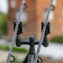 Korum KBI Bissanzeiger, Kompakter 2 Rutensatz -Korum Verkäufe korum kbi compact bite alarm in use 3